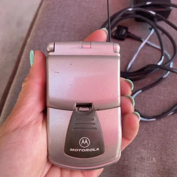 Vintage Motorola Silver TIMEPORT P8767 Flip Cell Phone - Y2K - Picture 5 of 9